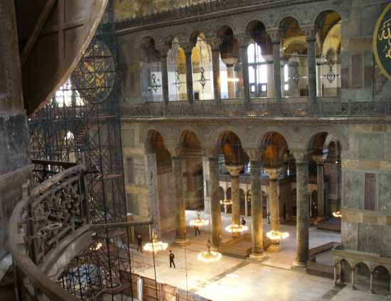 Hagia Sophia nave in 2009.jpg
